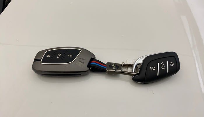 2024 MG ASTOR Select 1.5 MT (Ivory), Petrol, Manual, 11,319 km, Key Close Up