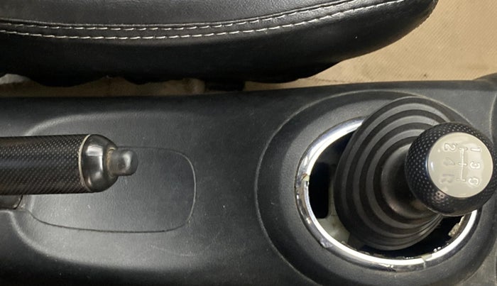 2013 Honda Amaze 1.2L I-VTEC VX, Petrol, Manual, 1,19,435 km, Gear Lever