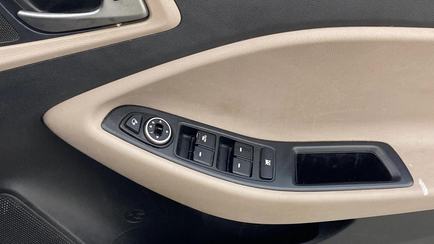 2015 Hyundai Elite i20 ASTA 1.2, Petrol, Manual, 1,27,498 km, Driver Side Door Panels Control