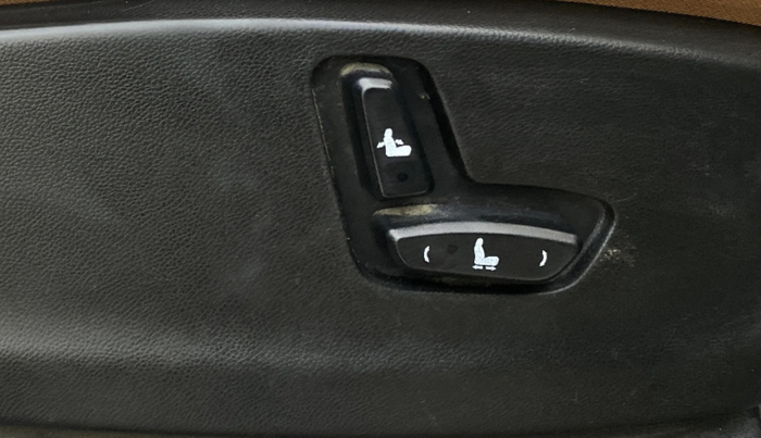 2020 MG HECTOR PLUS SMART 2.0 DIESEL TURBO MT 6-STR, Diesel, Manual, 1,42,262 km, Driver Side Adjustment Panel