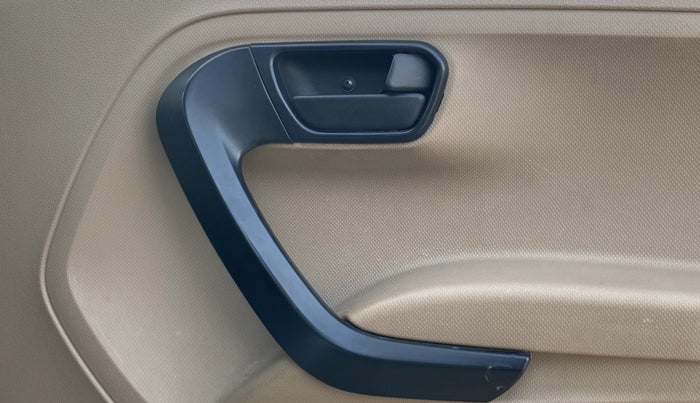 2016 Mahindra TUV300 T4, Diesel, Manual, 91,399 km, Driver Side Door Panels Control