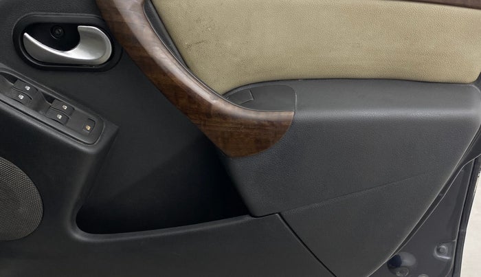 2014 Renault Duster 110 PS RXZ 4X4 MT DIESEL, Diesel, Manual, 1,69,999 km, Driver Side Door Panels Control