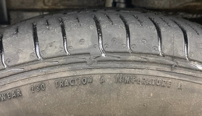 2013 Maruti Swift VDI, Diesel, Manual, 1,38,494 km, Left Front Tyre Tread