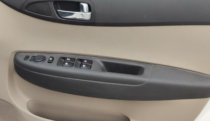 2013 Hyundai i20 SPORTZ 1.2, Petrol, Manual, 79,644 km, Driver Side Door Panels Control