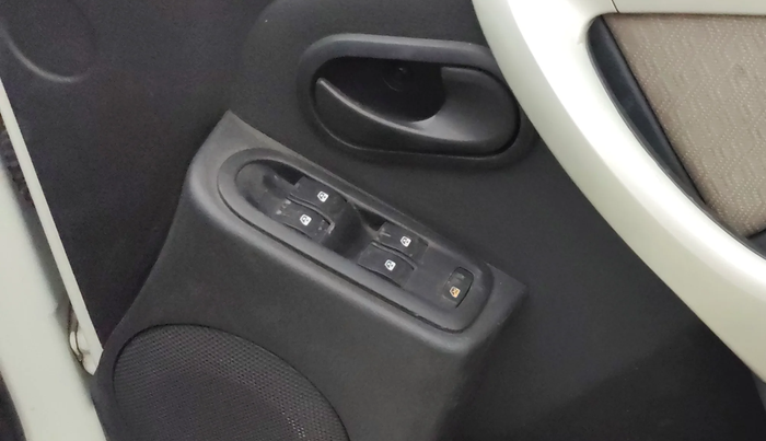 2014 Renault Duster 85 PS RXL DIESEL (OPT), Diesel, Manual, 77,496 km, Driver Side Door Panels Control