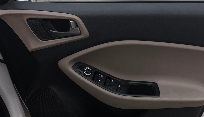 2016 Hyundai Elite i20 MAGNA 1.4 CRDI, Diesel, Manual, 1,12,140 km, Driver Side Door Panels Control