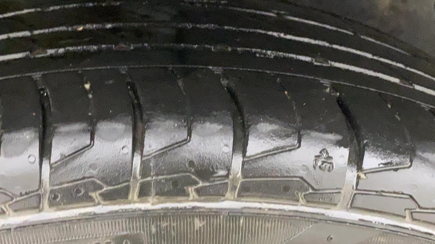 2020 MG HECTOR PLUS SHARP 1.5 PETROL TURBO HYBRID MT 6-STR, Petrol, Manual, 1,10,643 km, Right Rear Tyre Tread