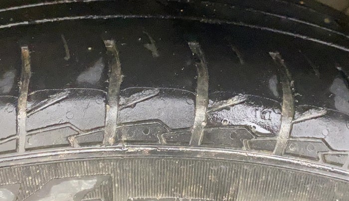 2020 MG HECTOR PLUS SHARP 1.5 PETROL TURBO HYBRID MT 6-STR, Petrol, Manual, 1,10,576 km, Left Front Tyre Tread