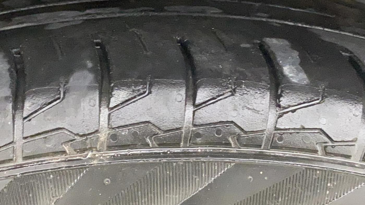 2020 MG HECTOR PLUS SHARP 1.5 PETROL TURBO HYBRID MT 6-STR, Petrol, Manual, 1,10,643 km, Right Front Tyre Tread