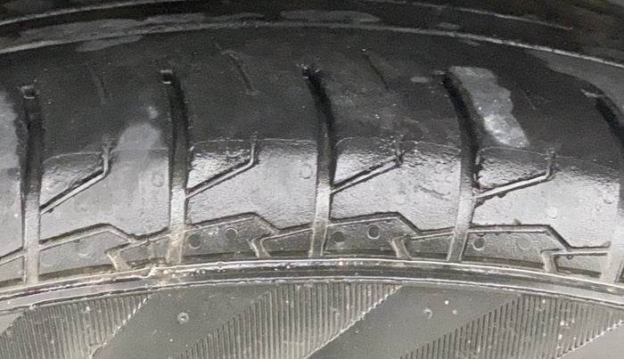 2020 MG HECTOR PLUS SHARP 1.5 PETROL TURBO HYBRID MT 6-STR, Petrol, Manual, 1,10,576 km, Right Front Tyre Tread