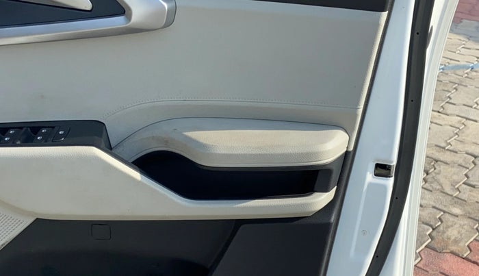 2022 KIA CARENS PREMIUM 1.4 PETROL 7 STR, Petrol, Manual, 67,834 km, Driver Side Door Panels Control