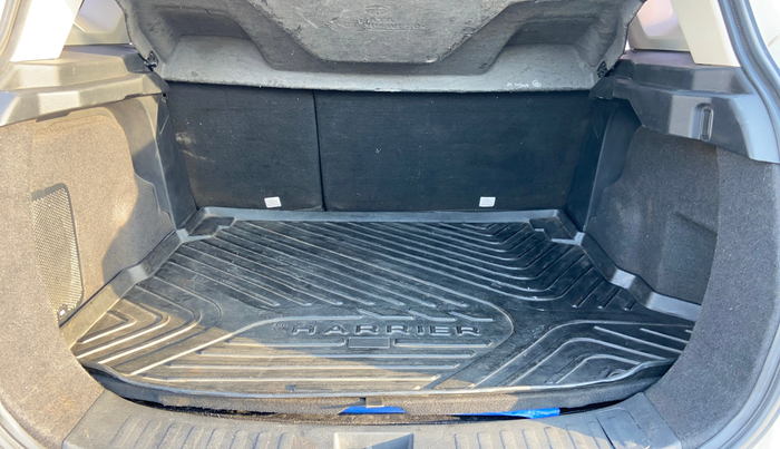 2020 Tata Harrier XZA 2.0L DUAL TONE, Diesel, Automatic, 1,22,626 km, Boot Inside