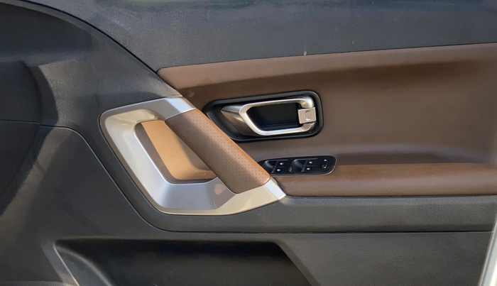 2020 Tata Harrier XZA 2.0L DUAL TONE, Diesel, Automatic, 1,22,626 km, Driver Side Door Panels Control