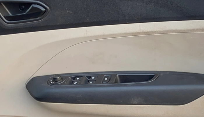 2022 Renault TRIBER RXT AMT, Petrol, Automatic, 71,621 km, Driver Side Door Panels Control