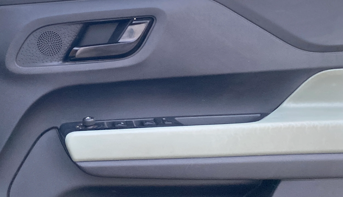 2022 Tata PUNCH ADVENTURE MT, Petrol, Manual, 29,257 km, Driver Side Door Panels Control