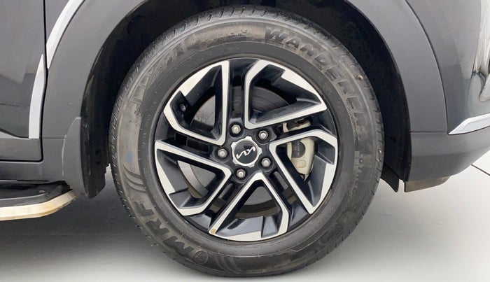 2022 KIA CARENS LUXURY 1.4 PETROL 7 STR, Petrol, Manual, 25,192 km, Right Front Wheel