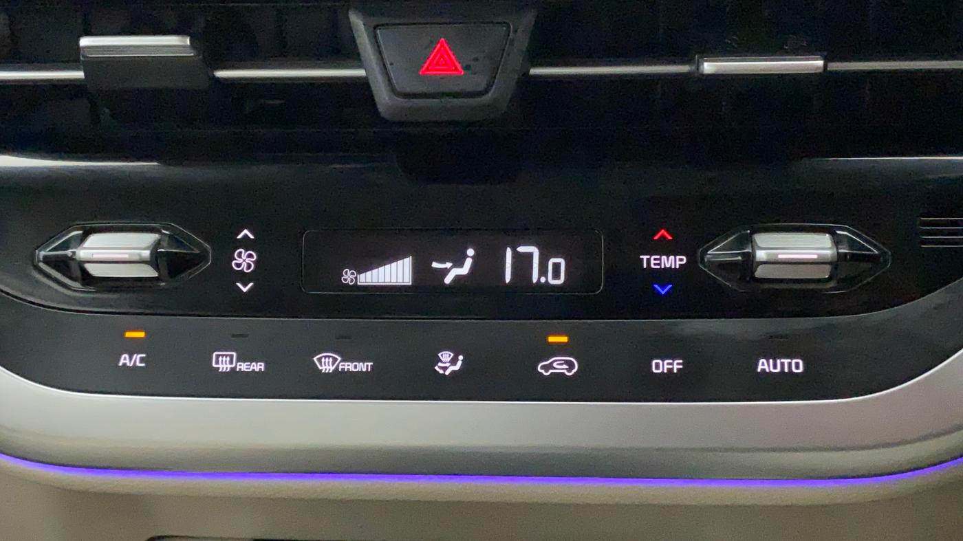 2022 KIA CARENS LUXURY 1.4 PETROL 7 STR, Petrol, Manual, 25,192 km, Automatic Climate Control