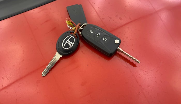 2017 Tata Tiago XZ PETROL, Petrol, Manual, 33,515 km, Key Close Up