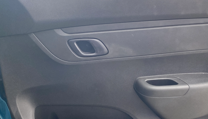 2024 Renault Kwid RXT 1.0 AMT, Petrol, Automatic, 1,756 km, Driver Side Door Panels Control