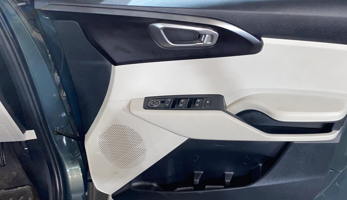 2025 KIA Carens Clavis HTE(O) 1.5 Petrol MT, Petrol, Manual, 315 km, Driver Side Door Panels Control