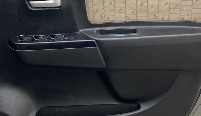 2017 Maruti Wagon R 1.0 VXI, Petrol, Manual, 77,671 km, Driver Side Door Panels Control