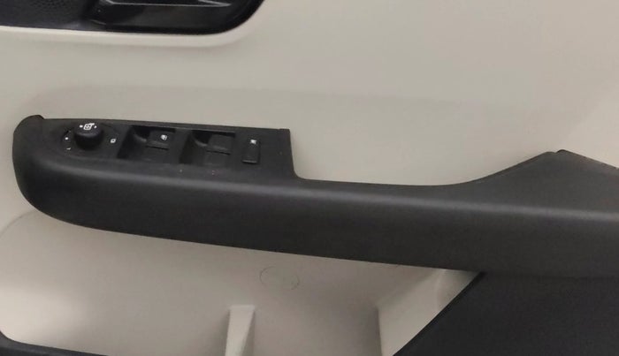 2023 Tata ALTROZ XM PLUS SUNROOF, Petrol, Manual, 22,946 km, Driver Side Door Panels Control