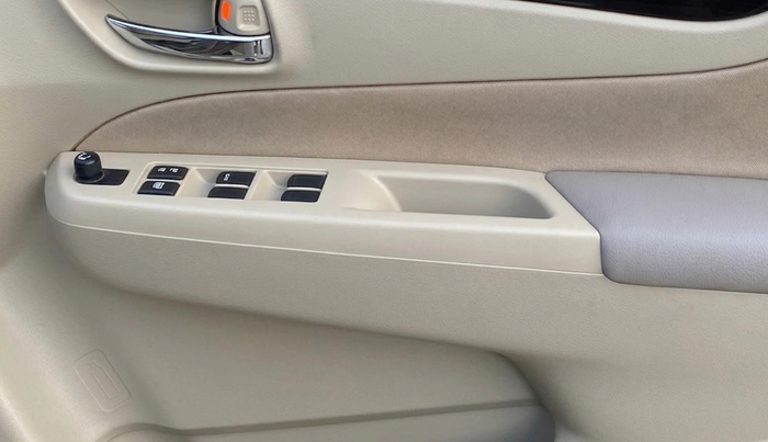 2016 Maruti Ciaz VXI+, Petrol, Manual, 1,06,270 km, Driver Side Door Panels Control