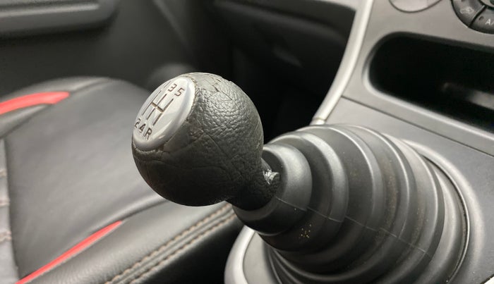 2011 Maruti Ritz VXI, Petrol, Manual, 84,623 km, Gear lever - Knob cover torn