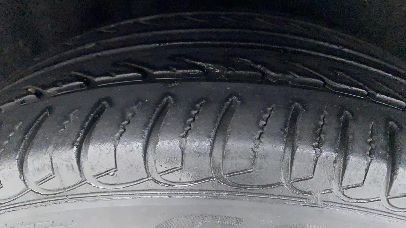2015 Ford Ecosport TITANIUM 1.5L DIESEL (OPT), Diesel, Manual, 1,06,360 km, Right Rear Tyre Tread