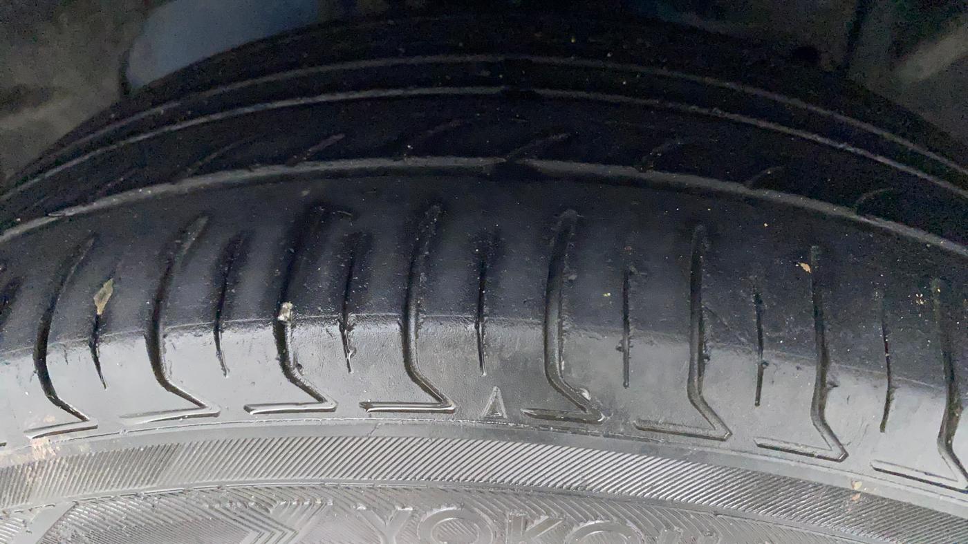2015 Ford Ecosport TITANIUM 1.5L DIESEL (OPT), Diesel, Manual, 1,06,360 km, Right Front Tyre Tread