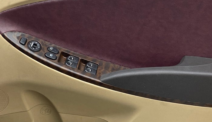 2014 Hyundai Verna FLUIDIC 1.6 VTVT SX, Petrol, Manual, 1,15,057 km, Driver Side Door Panels Control