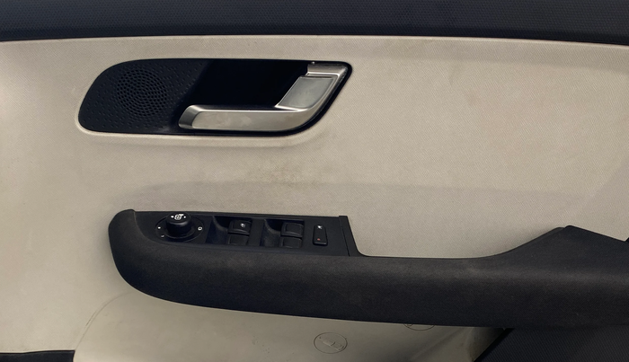 2022 Tata ALTROZ XZ PETROL, Petrol, Manual, 42,656 km, Driver Side Door Panels Control