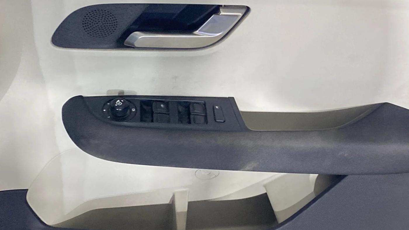 2023 Tata ALTROZ XZA, Petrol, Automatic, 44,510 km, Driver Side Door Panels Control
