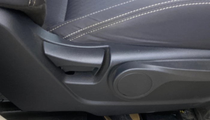 2020 Mahindra XUV300 W8 1.5 DIESEL, Diesel, Manual, 17,802 km, Driver Side Adjustment Panel