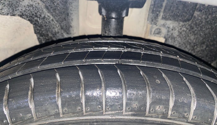 2017 Renault Kwid RXT 1.0, Petrol, Manual, 69,608 km, Right Front Tyre Tread