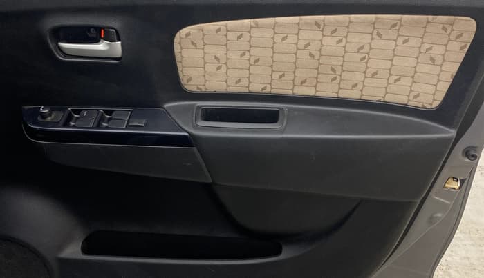 2017 Maruti Wagon R 1.0 VXI, Petrol, Manual, 72,095 km, Driver Side Door Panels Control