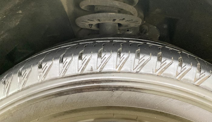 2024 Mahindra XUV700 AX 7 LUXURY P AT 7 STR, Petrol, Automatic, 24,946 km, Right Rear Tyre Tread