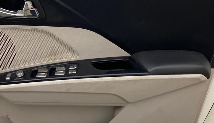 2021 Mahindra XUV300 W8 (O) 1.5 DIESEL AMT, Diesel, Automatic, 1,36,386 km, Driver Side Door Panels Control