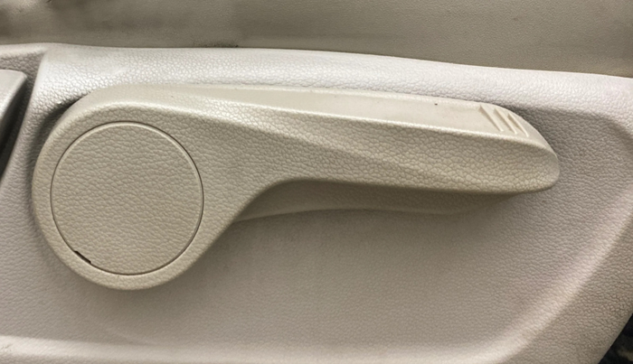 2021 Mahindra XUV300 W8 (O) 1.5 DIESEL AMT, Diesel, Automatic, 1,36,386 km, Driver Side Adjustment Panel