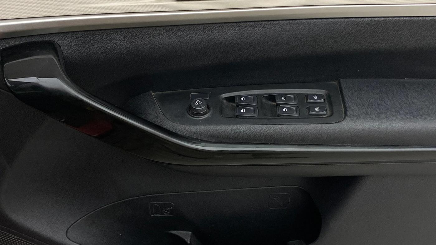 2022 Mahindra XUV700 AX 5 D MT 7 STR, Diesel, Manual, 59,691 km, Driver Side Door Panels Control