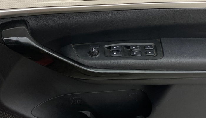 2022 Mahindra XUV700 AX 5 D MT 7 STR, Diesel, Manual, 59,650 km, Driver Side Door Panels Control