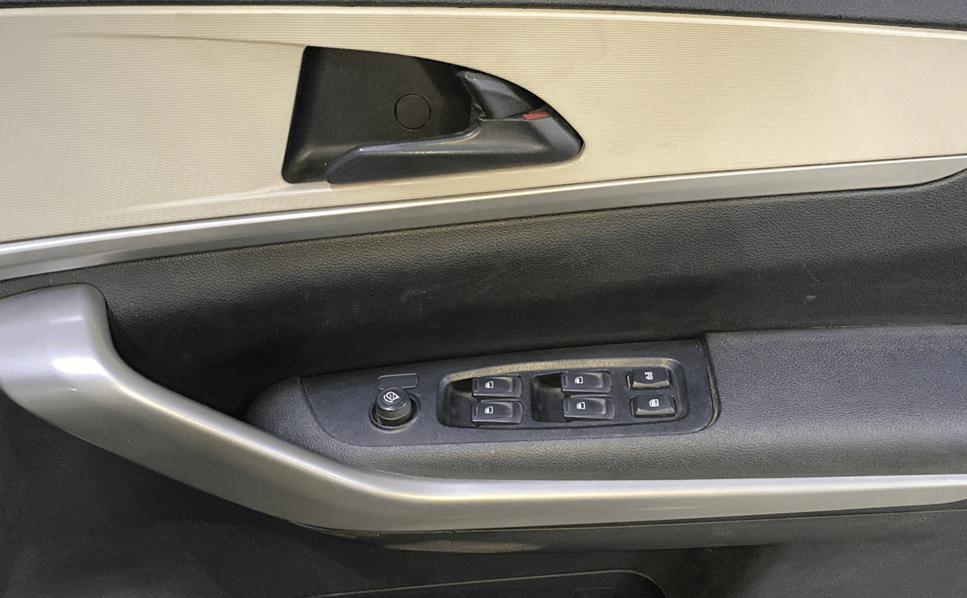 2022 Mahindra XUV700 AX 3 P MT 5 STR, Petrol, Manual, 74,579 km, Driver Side Door Panels Control