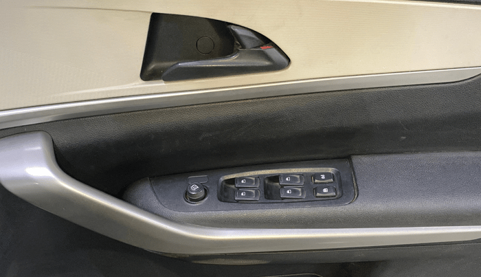 2022 Mahindra XUV700 AX 3 P MT 5 STR, Petrol, Manual, 74,579 km, Driver Side Door Panels Control
