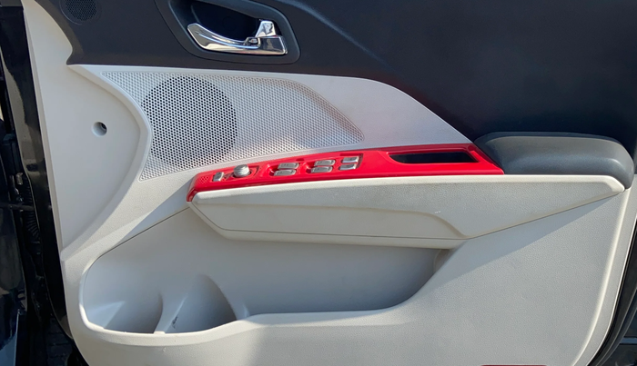 2023 Mahindra XUV300 W8 (O) 1.2 PETROL, Petrol, Manual, 13,938 km, Driver Side Door Panels Control