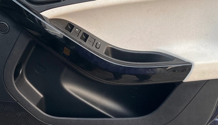 2024 Tata Curvv Creative 1.2 Petrol 7DCA, Petrol, Automatic, 18,099 km, Driver Side Door Panels Control