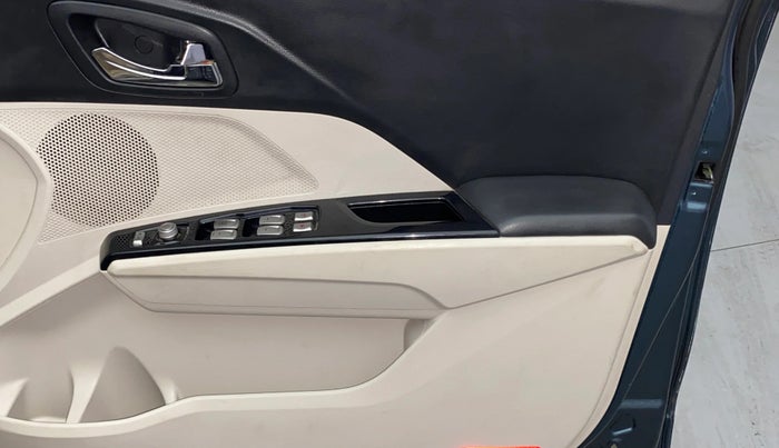 2019 Mahindra XUV300 W8 (O) 1.5 DIESEL, Diesel, Manual, 87,592 km, Driver Side Door Panels Control
