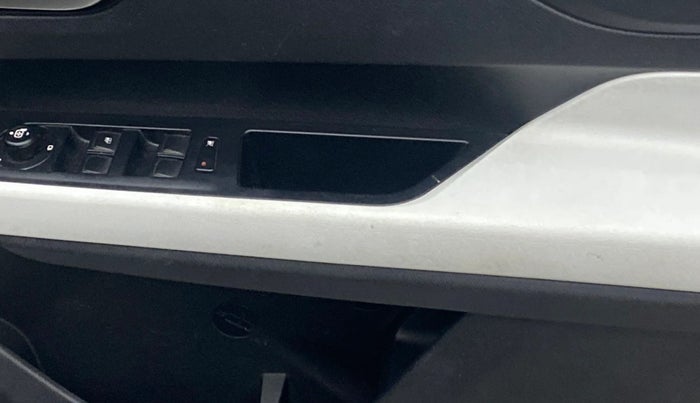 2022 Tata PUNCH CREATIVE  AMT, Petrol, Automatic, 29,558 km, Driver Side Door Panels Control