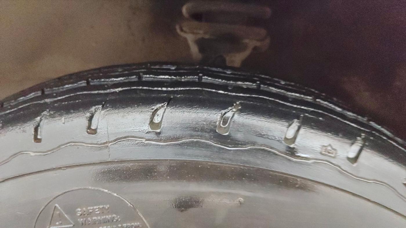 2017 Maruti Eeco 7 STR, Petrol, Manual, 32,097 km, Left Front Tyre Tread