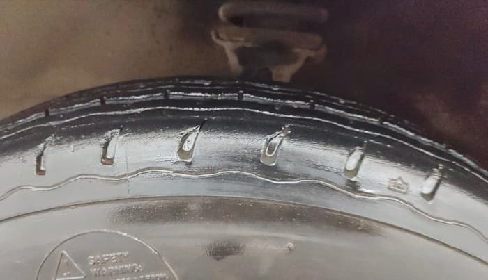 2017 Maruti Eeco 7 STR, Petrol, Manual, 32,097 km, Left Front Tyre Tread