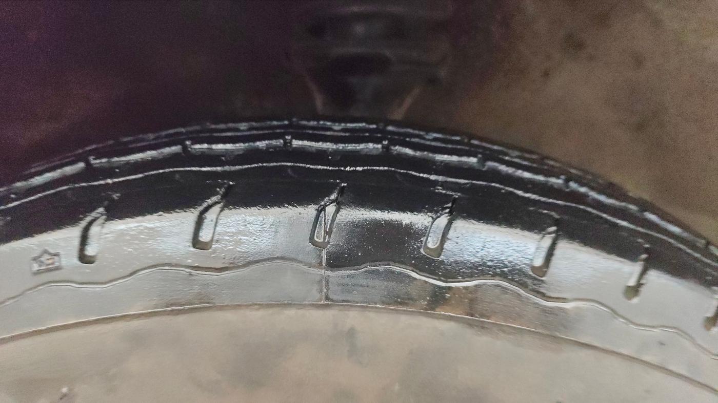 2017 Maruti Eeco 7 STR, Petrol, Manual, 32,097 km, Right Front Tyre Tread